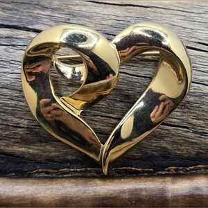 ❤️ Art Nouveau Heart Brooch Gold Tone Rollover Clasp Measures 1.5" Square
